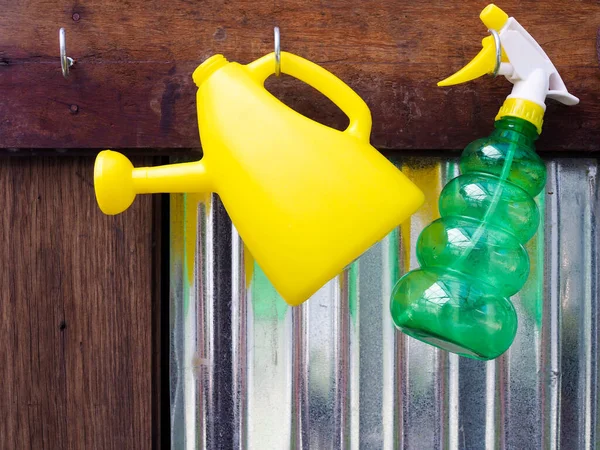 Gartengeräte Und Gemüse Mit Gelber Gießkanne Und Grüner Sprühflasche Holzwand — Stockfoto