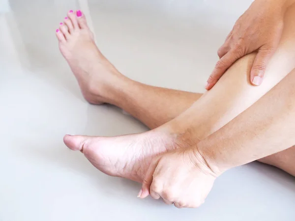 Aziatische Vrouwen Met Peesontsteking Spieren Zenuwen Voeten Hielpijn Handmassage Verlichten — Stockfoto