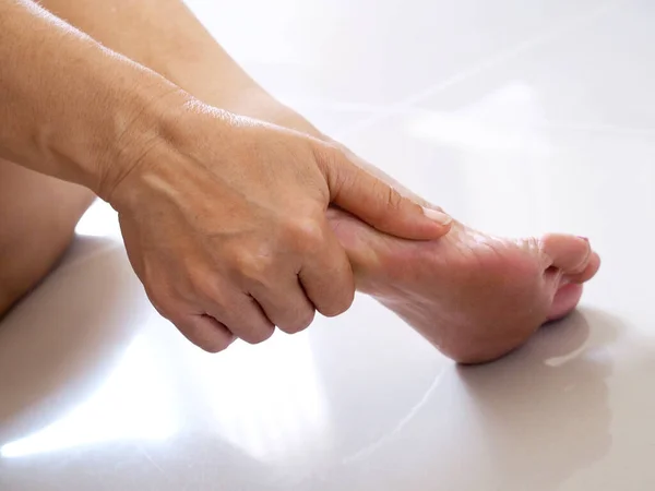 Yaşlı Asyalı kadınlarda ayak yaralanması, plantar fasiit veya sinir iltihabı nedeniyle topuk ağrısı..