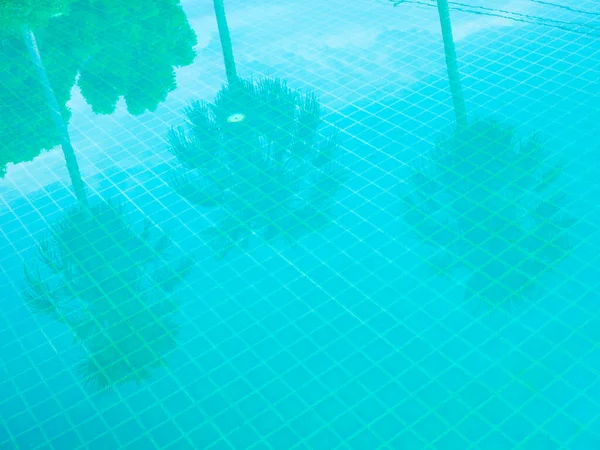 Schwimmbad Mit Blauem Wasser Und Reflexion Der Palmen — Stockfoto