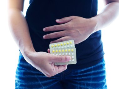 Elinde bir paket hap, doğum kontrol hapı ya da kadınlar için doğum kontrol hapı olan bir kadın..