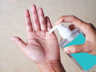 sprey şişesi alkol temizleme kullanırsanız el temizleme mikropları koronavirüs veya covid-19, konsept salgını önlemek için evde kalın.