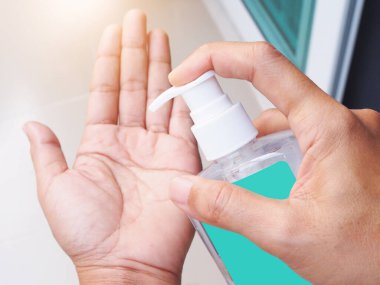 sprey şişesi alkol temizleme kullanırsanız el temizleme mikropları koronavirüs veya covid-19, konsept salgını önlemek için evde kalın.