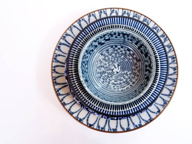 Beyaz arka planda izole edilmiş güzel yuvarlak seramik porselen tabaklar..