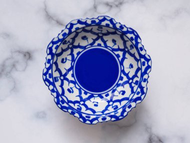 Mavi porselen seramik tabağın üst görüntüsü, beyaz arka planda izole edilmiş çömlek Tayland tarzı..