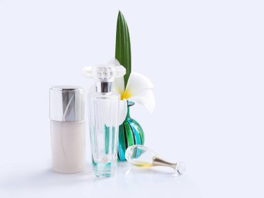 Beyaz arka planda izole edilmiş losyon ve yeşil vazo Plumeria çiçeği..