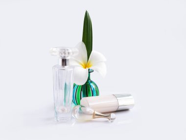 Beyaz arka planda izole edilmiş losyon ve yeşil vazo Plumeria çiçeği..