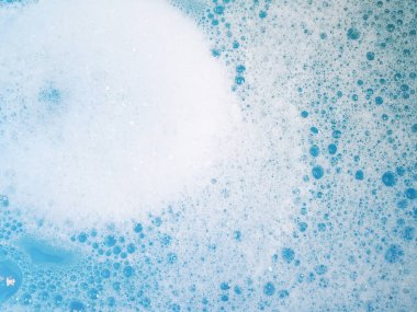 Çamaşır deterjanı köpüklü küvetin üst görüntüsü.