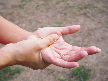 Avuç içi masajını kapat. Ağrıyı, el ağrısını ve uyuşukluğu hafifletmek için..