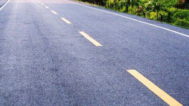 Yol, Tayland 'ın Asya kırsalındaki asfalt yolda çizgi çizgisi.