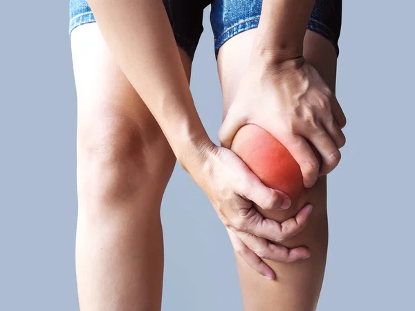 Wanita Asia Dengan Nyeri Lutut Kaki Sakit Menderita Nyeri Sendi — Stok Foto