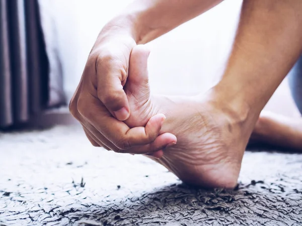 Mujeres Que Sufren Dolor Agudo Los Pies Usan Las Manos — Foto de Stock