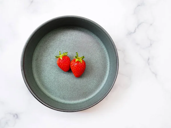 健康饮食食物及绿色陶瓷盘中草莓果肉减肥术概览 — 图库照片