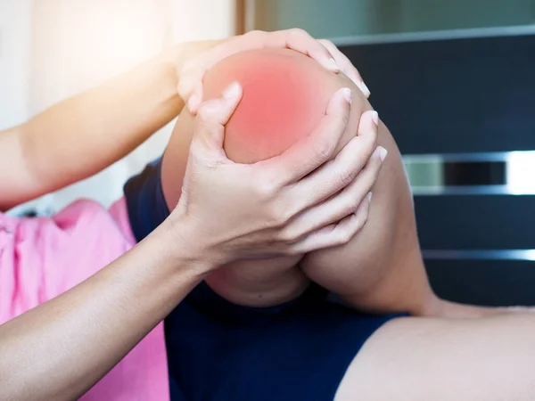 重度の膝痛に苦しむ若い女性 — ストック写真