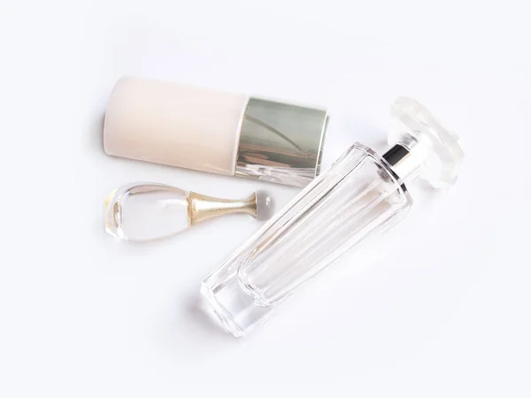 Widok Góry Opakowania Zestaw Perfum Butelki Butelki Balsam Izolowane Białym — Zdjęcie stockowe