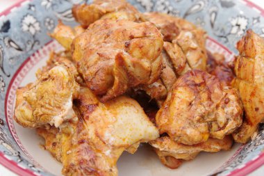 Tavuk şiş kebap. Şiş kebap ya da Şiş kebap Doğu Avrupa 'da popüler. Salamura edilmiş şiş mangal ızgarasında mangal yapmaya hazırlanıyor. Tavuk kalçalı barbekü. Tabakta kızarmış et..