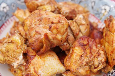 Tavuk şiş kebap. Şiş kebap ya da Şiş kebap Doğu Avrupa 'da popüler. Salamura edilmiş şiş mangal ızgarasında mangal yapmaya hazırlanıyor. Tavuk kalçalı barbekü. Tabakta kızarmış et..