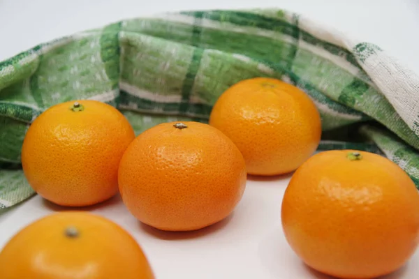 Mandarine Oder Mandarine Mandarin Isoliert Auf Weißem Hintergrund Grünes Küchentuch — Stockfoto