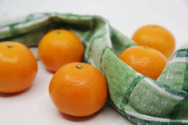 Mandarina Mandarina Mandarina Aislada Sobre Fondo Blanco Toalla Cocina Verde — Foto de Stock