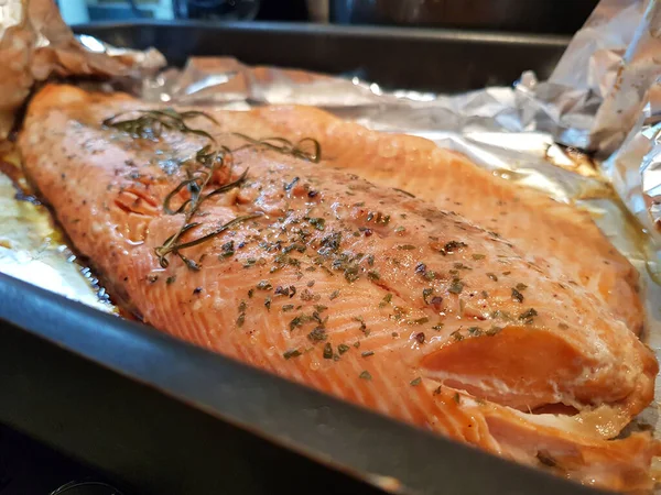 Sabroso Filete Salmón Horno Papel Aluminio Pescado Para Cenar Alimento —  Fotos de Stock