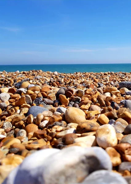 Красивый Пляжный Пейзаж Красочными Камнями Голубым Небом Морской Галечный Пляж — стоковое фото