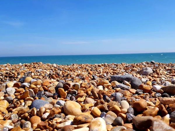 Schöne Strandlandschaft Mit Bunten Steinen Und Blauem Himmel Kieselstrand Schöne — Stockfoto