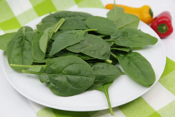 Färska Spenatblad Tallrik Saftiga Spenatblad Spenat Gröna Färska Blad Liten — Stockfoto