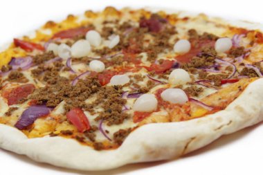 Etli, domatesli, biberli, soğanlı ve peynirli lezzetli pizza. Beyaz arka planda izole edilmiş pizza. 