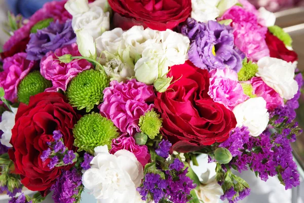 Güzel bir buket çiçek. Kapat.