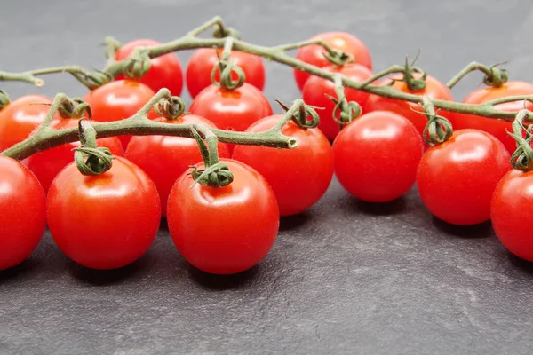 Körsbärstomatgren Körsbärstomater Svart Bakgrund Röda Tomater Kvist Svart Bakgrund — Stockfoto