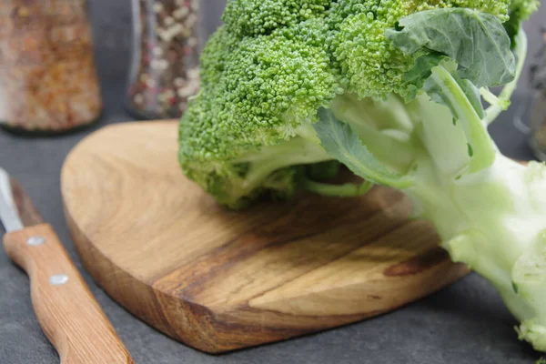 Green Fresh Broccoli Wooden Cutting Board Organic Food Preparation Vegetables — Stock Photo, Image