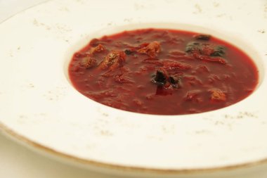 Boletus mantarlı pancar çorbası. Mantarlı ev yapımı kırmızı borç.