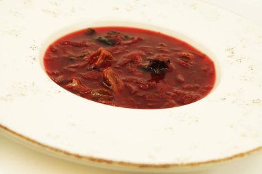 Boletus mantarlı pancar çorbası. Mantarlı ev yapımı kırmızı borç.