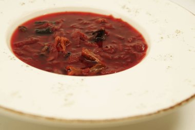 Boletus mantarlı pancar çorbası. Mantarlı ev yapımı kırmızı borç.