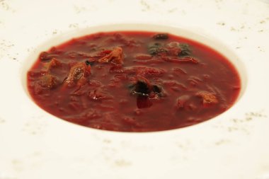 Boletus mantarlı pancar çorbası. Mantarlı ev yapımı kırmızı borç.