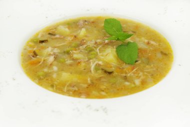 Çeşitli sebzelerle ev yapımı tavuk çorbası. Yakın çekim.