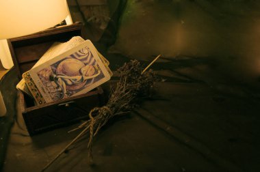 Tarot kartları ve kurutulmuş St. John otları.