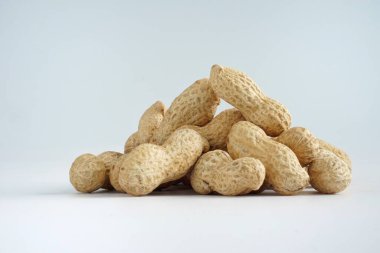 Beyaz arka planda kavrulmuş fıstık yığını