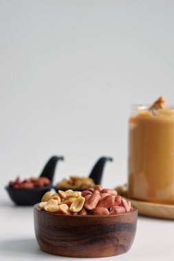 Ahşap kaseye dökülen kavrulmuş fıstıklara odaklan, uzay konseptini kopyala.