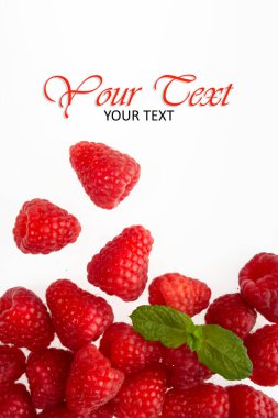 Beyaz arkaplanda ahududular var..