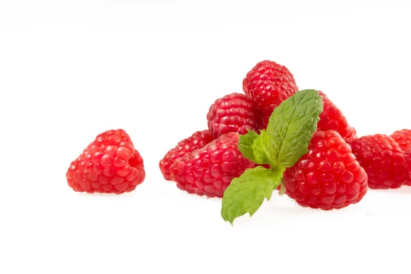 Beyaz arkaplanda ahududular var..