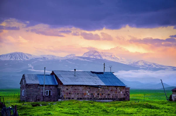 Περιοχή Αρατασόττν Αρμενία Εξοχική Κατοικία Στο Φόντο Του Βουνού Αραάρας — Φωτογραφία Αρχείου