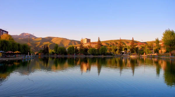 Vanadzor Stadtsee Armenia City Teich Bei Sonnenuntergang — Stockfoto