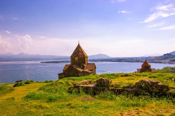 Sevan Gölü, Ermenistan Yarımadası üzerinde karmaşık Sevan Tapınağı.