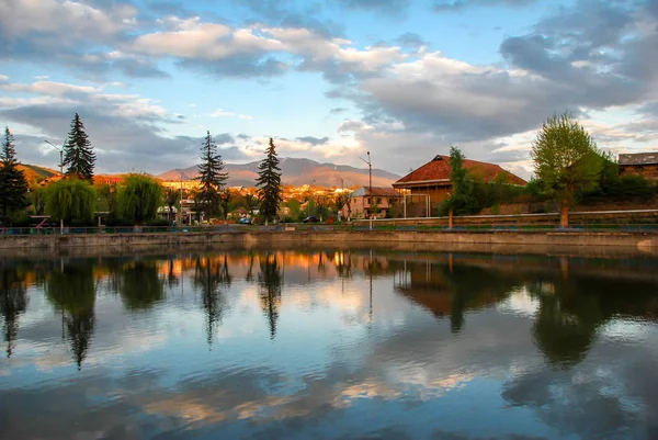 Vanadzor Stadtsee Armenia City Teich Bei Sonnenuntergang — Stockfoto