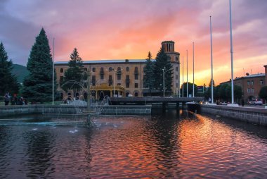 vanadzor şehrinin merkezi meydanı, güzel akşam ve şehirde gün batımı.