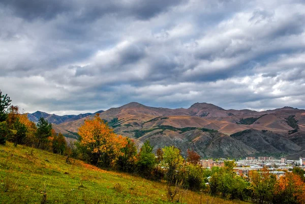 Fabuloso Paisaje Otoñal Con Montañas Bosque Armenia —  Fotos de Stock