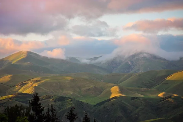 Dağlar ve ormanlar ile muhteşem sonbahar manzarası, Ermenistan.