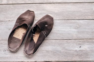 Kırsal ahşap zeminde eski ve kirli espadrilles