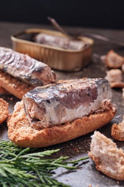 Konserve sardalyaları tost ve konserve kutusuyla kapatın.